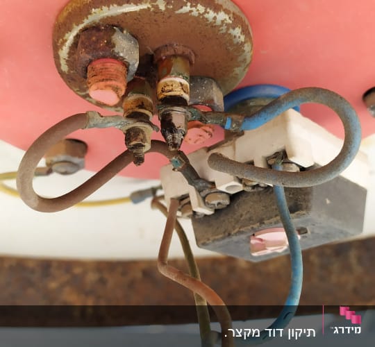 חיבורים חשמליים חלודים על דוד שמש